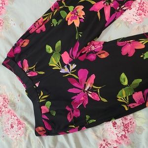 Susan Graver Liquid Capri Floral print pants With pockets